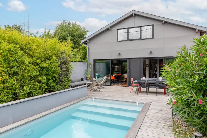 À la vente très belle maison contemporaine d'architecte avec une grande pièce de vie lumineuse donnant de plain-pied sur un jardin avec piscine très belle rénovation 4 chambres parking privatif