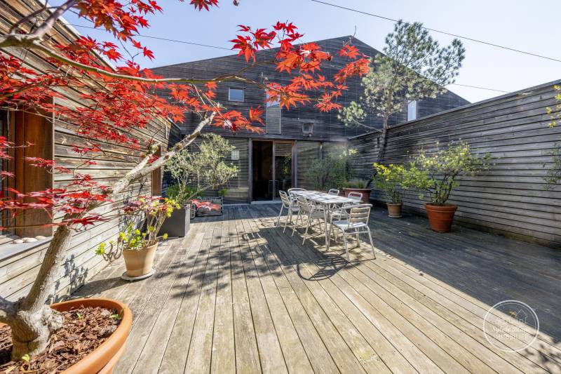 À vendre très bel appartement lumineux à Bordeaux quartier des Chartrons proche cours Portal 4 chambres beau séjour sur une grande terrasse jolie rue calme et nombreux stationnements voitures