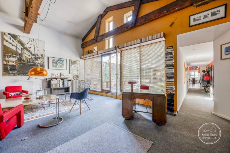 À la vente très beau loft à Bordeaux quartier des Chartrons proche cours Portal commerces et transports vaste pièce de vie 4 chambres buanderie grande terrasse places de parking 110 m2.