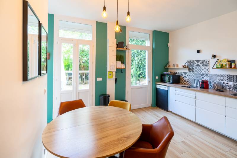 À vendre très bel appartement rénové à Bordeaux 2 chambres séjour jardin Ouest de 70 m2 quartier Fondaudège proche tramway D