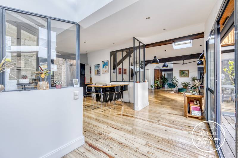 Immeuble à usage mixte en vente à Bordeaux entre Saint-Genès et Pey Berland avec vaste séjour, 4 chambres et 320 m² pour parking