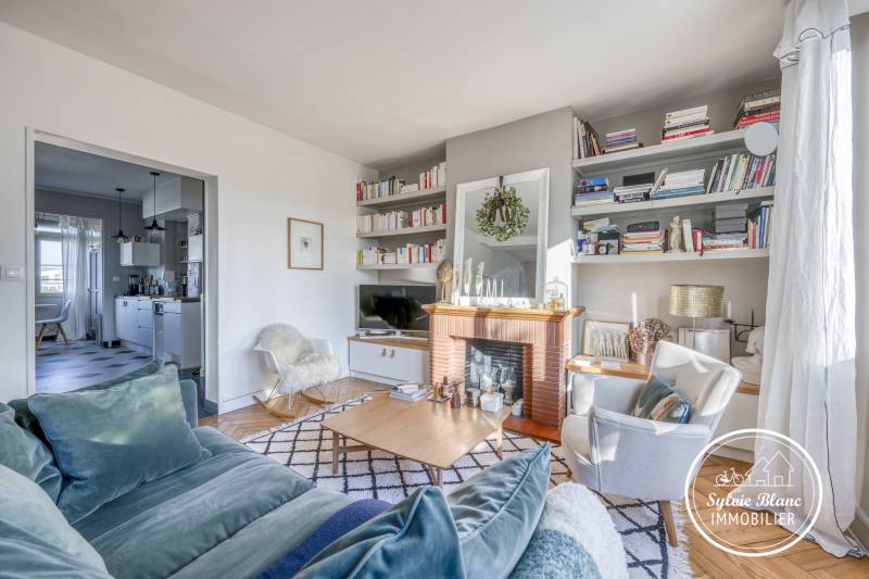 À vendre très bel appartement LUMINEUX à BORDEAUX près des Halles de Bacalan composé d'un séjour traversant et 2 chambres Combles aménageables Prestations anciennes