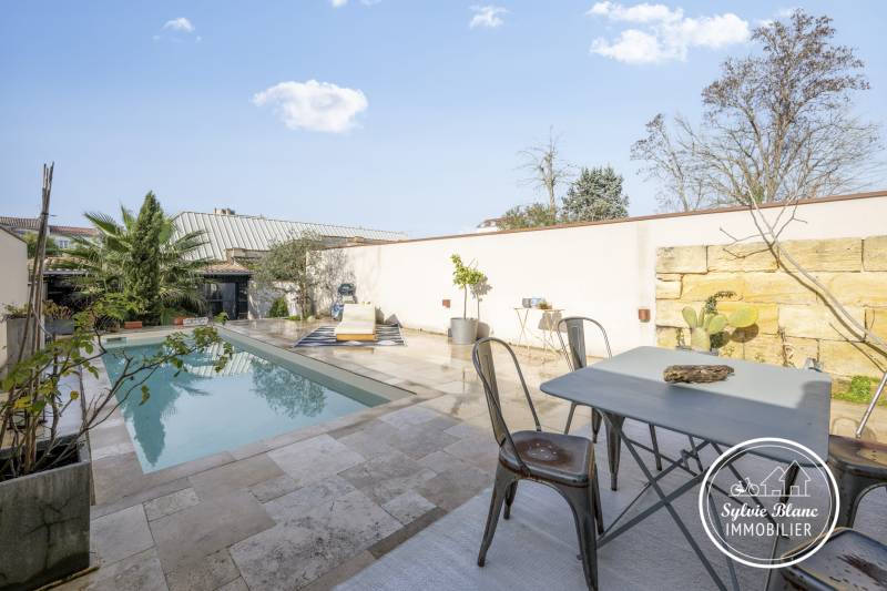 Maison en pierre rénovée aux prestations premium avec jardin ouest et garage indépendant Bordeaux Croix Blanche