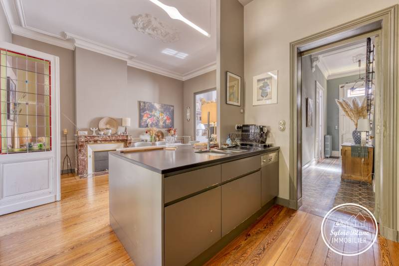 À vendre belle maison en pierre à BORDEAUX entièrement RÉNOVÉE quartier PARC RIVIÈRE séjour 4 chambres jardin de 110 m2 sans vis à vis PRESTATIONS ANCIENNES CONSERVÉES et environnement très privilégié