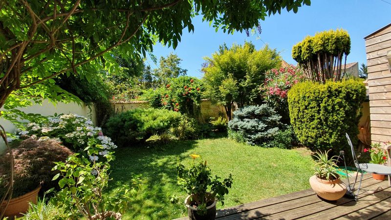 A vendre échoppe pierre 4 chambres vaste séjour petit bureau rue calme jardin sans vis à vis exposé ouest Bordeaux quartier Croix Blanche