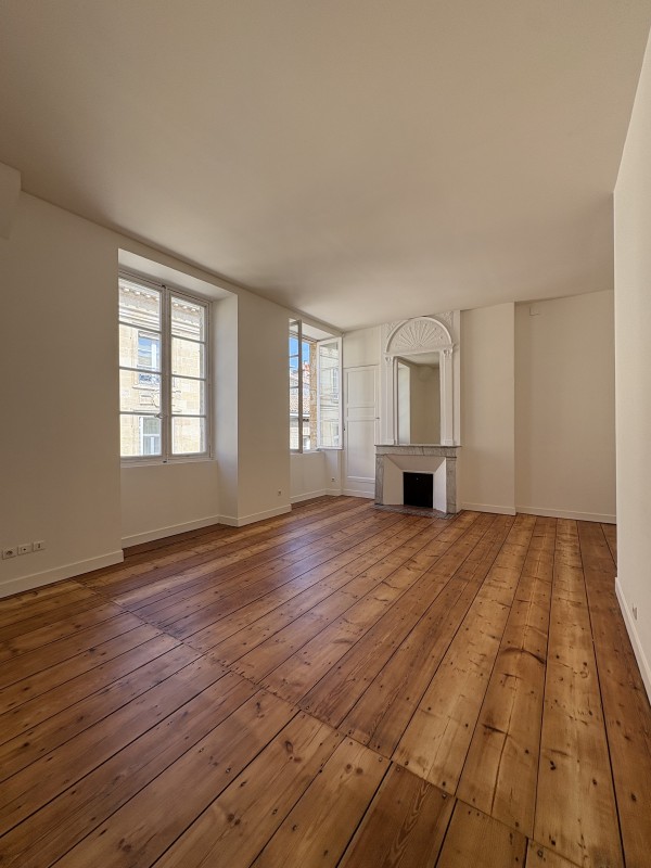 À vendre bel appartement au coeur des CHARTRONS à BORDEAUX vaste séjour trois chambres rue calme entre la rue Notre-Dame et les quais de la Garonne
