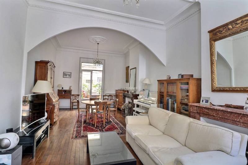 A vendre maison belle façade pierre rue calme Bordeaux Saint Seurin 5 chambres jardin de ville de plain pied