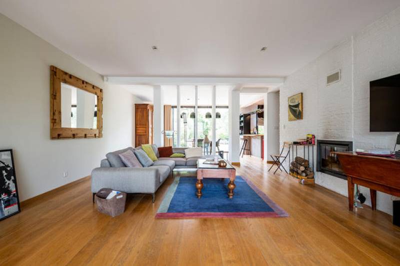 À vendre à Bordeaux Caudéran une maison contemporaine avec un grand séjour 3 chambres 2 terrasses grand jardin et stationnement 4 voitures